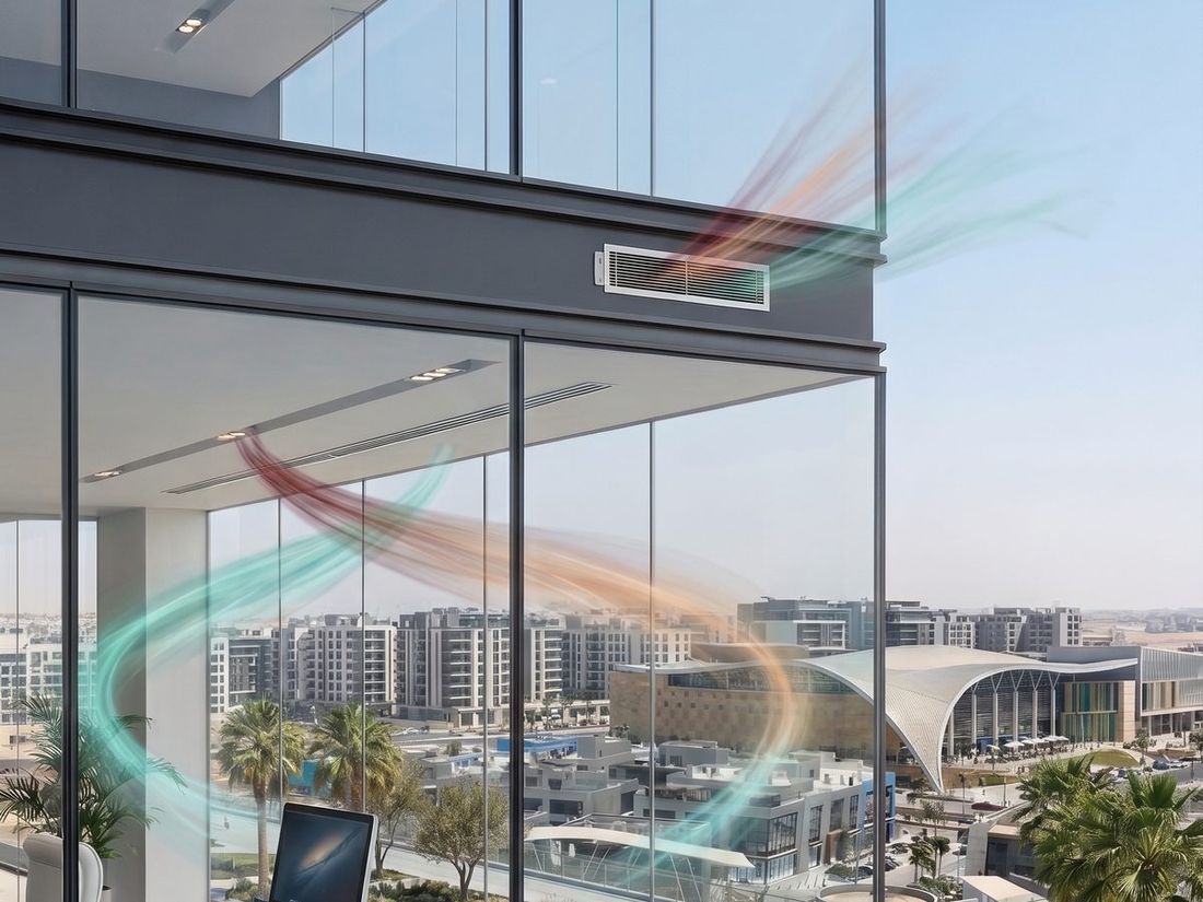 Fresh air supply through a linear ceiling diffuser in a SKYWALK office